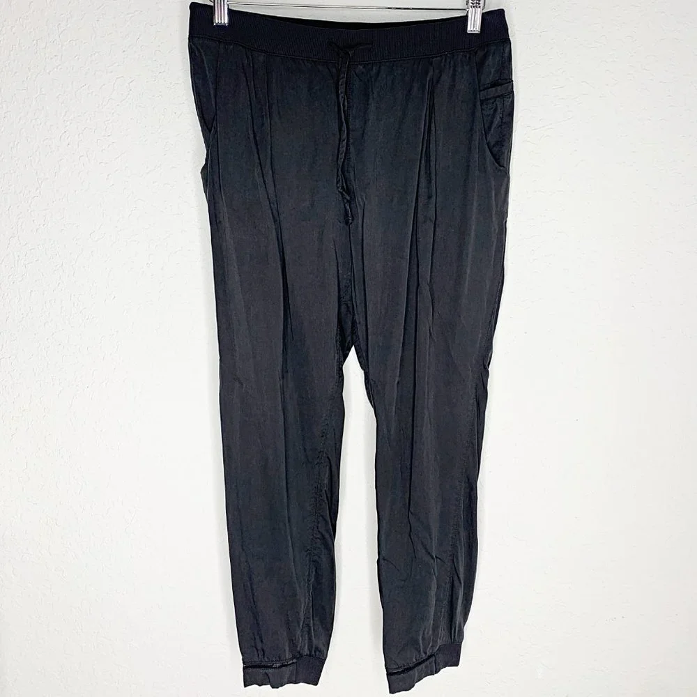 Lululemon Lightweight Pleated Jogger Pant in Black - Picture 2 of 7
